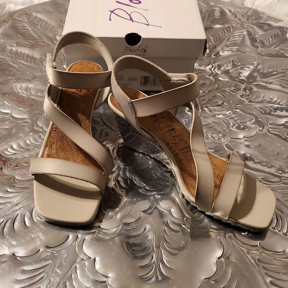 Blowfish 🐡 Malibu NIB  wedged sandals size 71/2, light Grey w/ woven heel - Picture 1 of 8